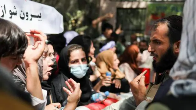 مشاجره زنان با یک جنگجوی طالبان در جریان تظاهرات حقوق زنان روز سه شنبه در کابل