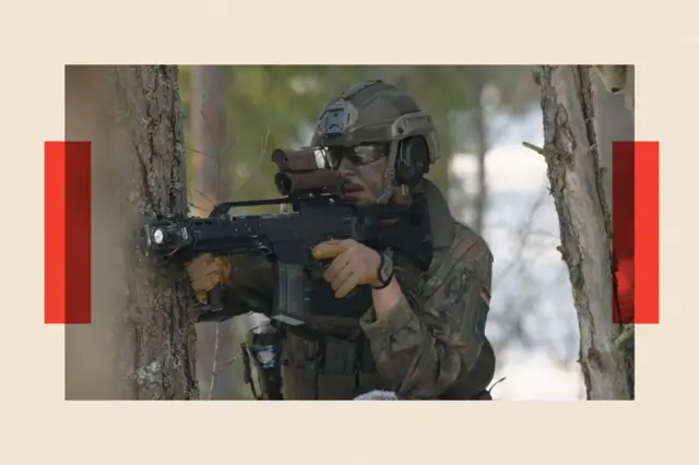 Вооруженный солдат в камуфляже