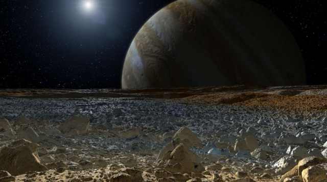 ภาพจำลองพื้นผิวของดวงจันทร์ยูโรปาที่เป็นน้ำแข็ง และดาวพฤหัสบดีที่ขอบฟ้า 