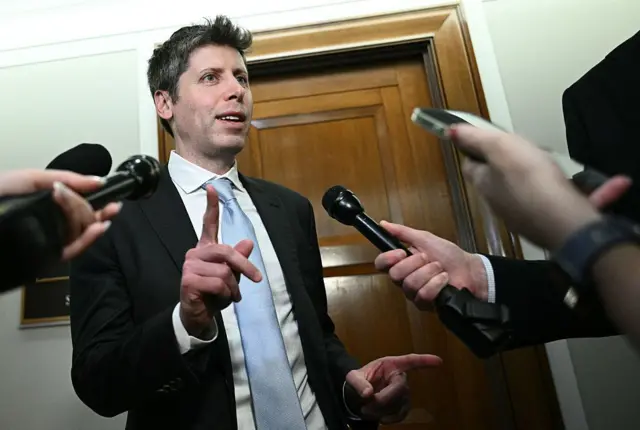 Sam Altman rodeado de micrófonos a su salida de una reunión en el Congreso de EE.UU.