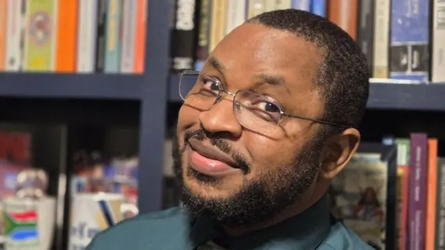 Farfesa Farooq Kperogi ya yi ta bin diddigin tsofaffin sakonnin da Amupitan ya riƙa wallafawa domin bankaɗo gaskiya alaƙarsa da APC da kuma shugaba Tinubu