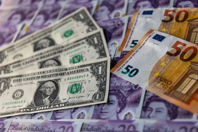 Sur cette photo d'illustration, des billets de 20 livres sterling britanniques sont représentés avec des billets d'un dollar et des billets de 50 euros, le 8 juin 2025 à Bath, en Angleterre. 