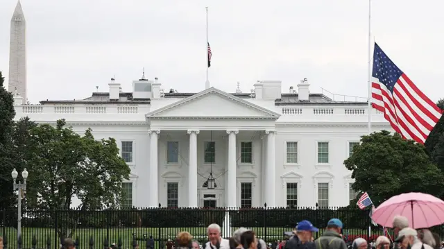 Las banderas estadounidenses ondean a media asta cerca de la Casa Blanca, en el Jardín Norte, tras la muerte del fundador de Turning Point USA y activista conservador Charlie Kirk, el 10 de septiembre de 2025.