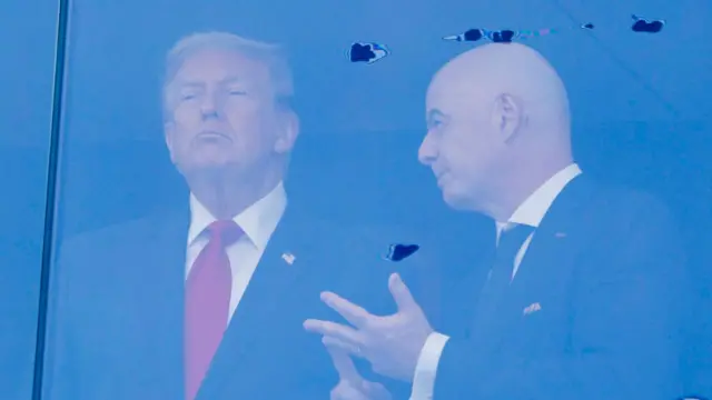 حضر الرئيس الأمريكي دونالد ترامب ورئيس الاتحاد الدولي لكرة القدم جياني إنفانتينو في المباراة النهائية لكأس العالم 2026 لكرة القدم بين إسبانيا والأرجنتين، التي أقيمت على ملعب نيويورك نيوجيرسي في 19يوليو/تموز 2026 في إيست روثرفورد، نيوجيرسي.