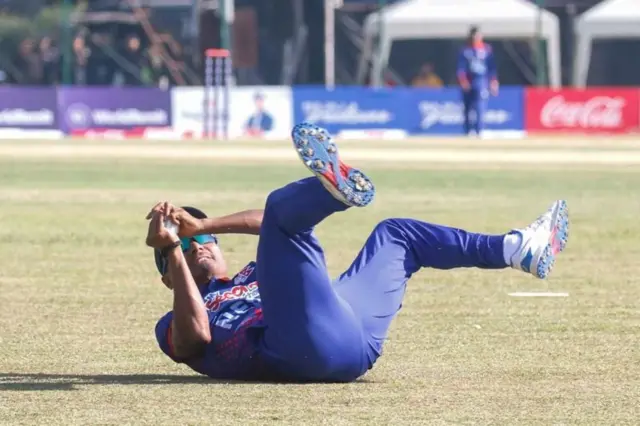 कप्तान रोहीत पौडेलले पनि बलिङ गरिरहेका छन् 