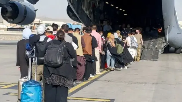 پناهنجویان افغان در حال خروج از افغانستان در فرودگاه کابل