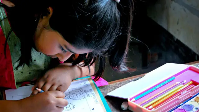 ছবি আঁকছেন একজন শিক্ষার্থী