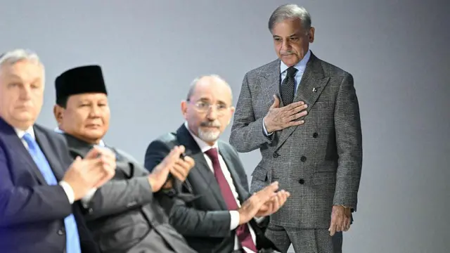 पाकिस्तान के प्रधानमंत्री शहबाज़ शरीफ़ और अन्य नेता