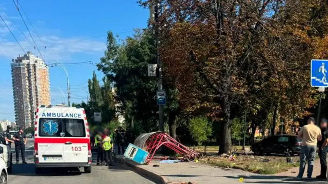 Місце ДТП у Києві. Біля зупинки громадського транспорту стоять автомобіль швидкої допомоги та поліцейські.