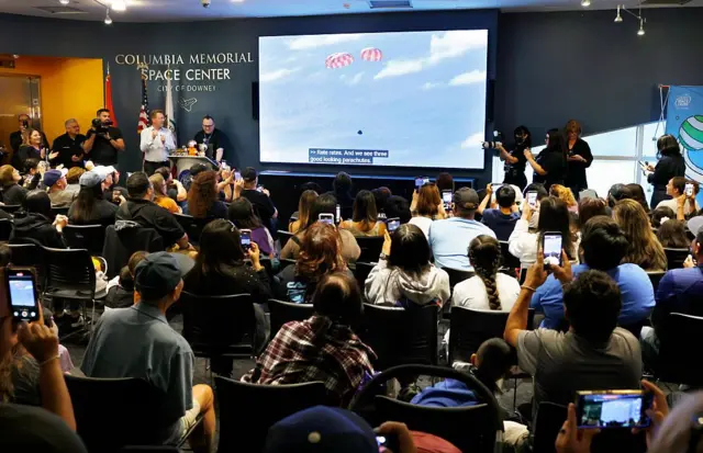 အာကာသယာဉ်မှူးအဖွဲ့သားတွေ ပြန်လည်ဆင်းသက်လာပြီးနောက် နာဆာကသတင်းစာရှင်းလင်းပွဲပြုလုပ် 