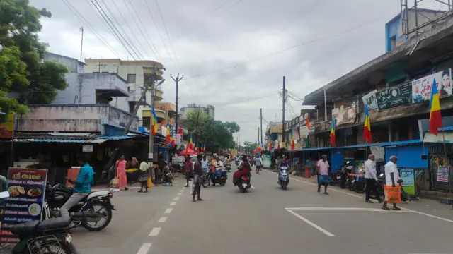 விக்கிரவாண்டி இடைத்தேர்தல்: 3 கட்சிகளின் அனல் பறக்கும் பிரசாரம், தேவைகளை பட்டியலிடும் தொகுதி மக்கள்