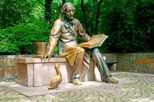 Hans Christian Andersen, autor de El patito feo, estatua de bronce, Central Park, Nueva York