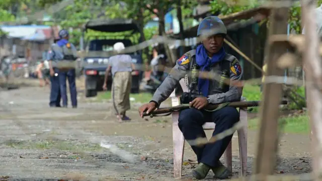 စစ်တွေမြို့ပေါ်မှာ လုံခြုံရေးယူနေတဲ့ စစ်ကောင်စီတပ်ဖွဲ့ဝင်တဦး (ပုံဟောင်း)
