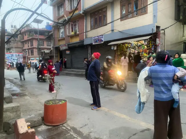 भूकम्प गएपछि घरबाहिर निस्किएका मानिसहरू 