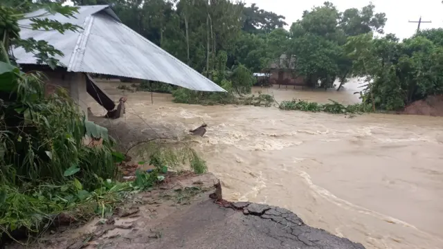 ফেনীর ফুলগাজীতে একটি গ্রামে বন্যার পানি প্রবেশ করছে 
