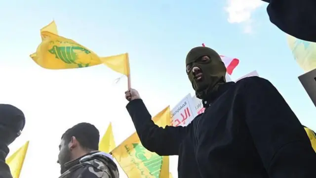 இரான் பல தசாப்தங்களாக ஹெஸ்பொலா உட்பட அதன் நட்பு ஆயுதக்குழு வலையமைப்புகளுக்கு நிதியளித்து, ஆயுத உதவி செய்துவருகிறது