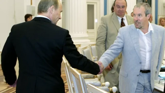2022-жылы таанымал өнөрпоз, композитор Андрей Макаревич "чет элдик агент" деген атка кабылды (бул сүрөттө анын "чет элдик агент" катары таанылганга чейинки мезгилде Владимир Путин менен жолугушуу учуру чагылдырылган)