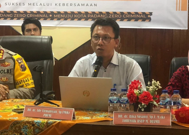 Ketua Tim Forensik Ade Firmansyah Sugiharto (tengah) menyampaikan hasil temuan dalam konferensi di Padang, Sumatera Barat, Kamis (08/08).