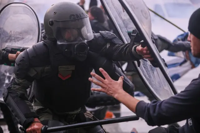 Un policía se enfrenta a un manifestante en Buenos Aires