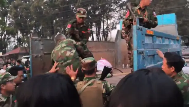 မတ် ၇ ရက်က ကွတ်ခိုင်မြို့ပေါ် KIA ဆက်ဆံရေးရုံးထဲ အချေအတင်ဖြစ်ခဲ့တဲ့မြင်ကွင်း