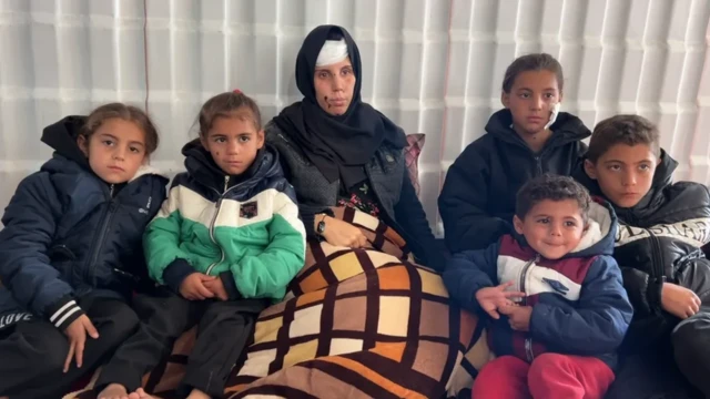 نوار بين عدد من أبنائها