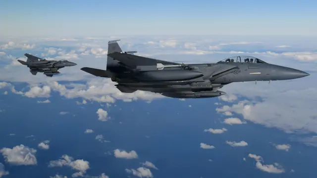 資料圖片:兩架美軍F-15戰機在英倫海峽上空巡邏