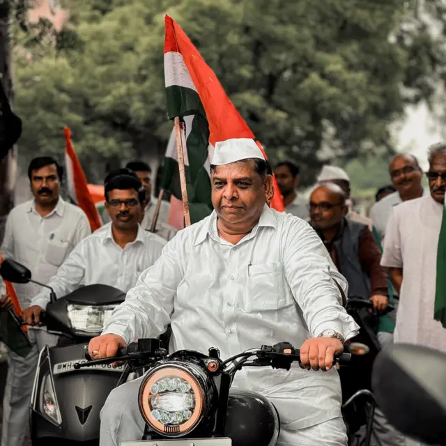  भाजप उमेदवार चरणसिंग ठाकूर आपल्या कार्यकर्त्यांसह प्रचार करताना.