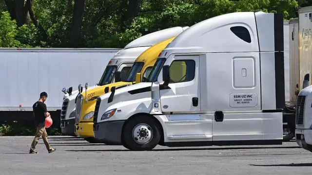 ਹਰੇਕ ਨਵੀਨੀਕਰਨ ਸਮੇਂ ਬਿਨੈਕਾਰ ਨੂੰ ਵਿਅਕਤੀਗਤ ਤੌਰ 'ਤੇ ਮੌਜੂਦ ਹੋਣਾ ਜ਼ਰੂਰੀ ਹੈ