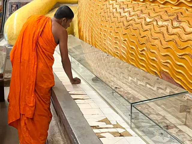 වලහාවිද්දවැවේ කස්සප හිමි පිඟන් ගඩොල් පිළිබඳ විස්තර කරමින්