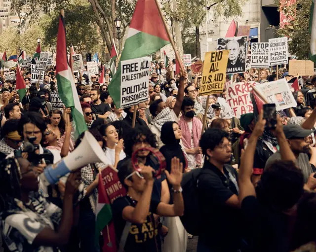 Times Meydanı'nda toplanan göstericiler Netanyahu'yu ve Gazze'deki savaşı protesto etti