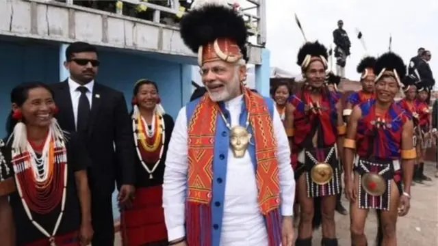 பழங்குடியினருடன் மோதி