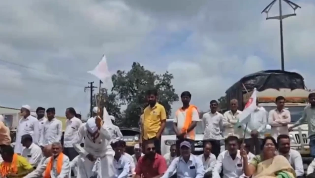 विरोध प्रदर्शन करते किसान