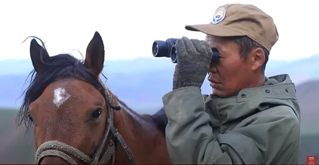 Нарын Мамлекеттик коругунун егери Талантбек Шабдалиев кезинде браконьер болгон. Ал 1990-жылдары марал атып алганына азыркыга чейин катуу өкүнөт