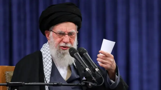 Fotografia disponibilizada pelo Escritório do Líder Supremo do Irã mostra o aiatolá Ali Khamenei discursando durante uma cerimônia em Teerã, no dia 17 de fevereiro de 2026