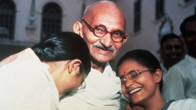 甘地和他的孙侄女玛努（左）和阿布哈（右）