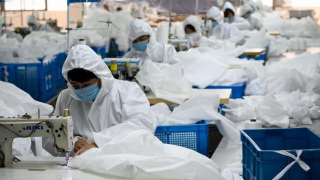 2月28日，浙江温州一家企业停止其往常的冬衣生产，转而复工生产防护服。