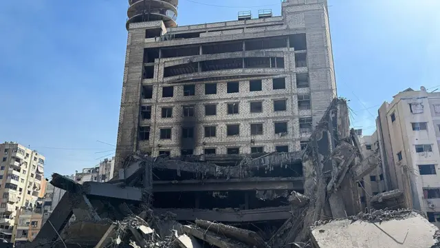 Сильно поврежденное здание телеканала «Аль-Манар», принадлежащего ливанскому шиитскому движению «Хезболла», которое было поражено ночными израильскими ударами, южный пригород Бейрута 3 марта 2026 года.