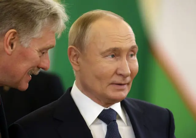 Речник Кремля Дмитро Пєсков і російський президент Володимир Путін