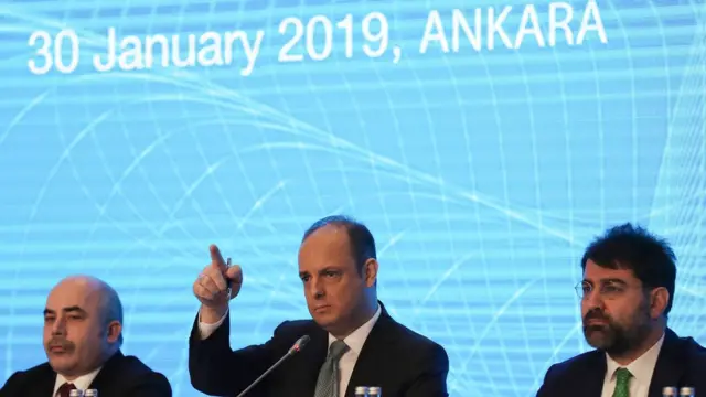 TCMB Başkanı Murat Çetinkaya (ortada)