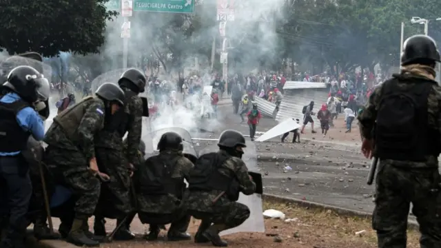 Ejército contra manifestantes