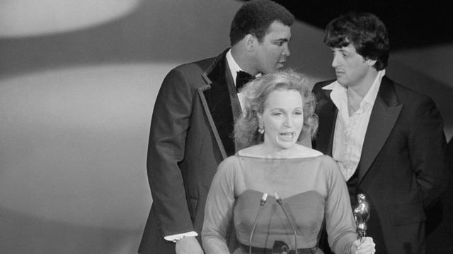 1977年奥斯卡奖颁奖仪式上，5分钟出镜获奖影星斯特雷特发表获奖感言，背后是拳王阿里和动作片影星斯塔龙