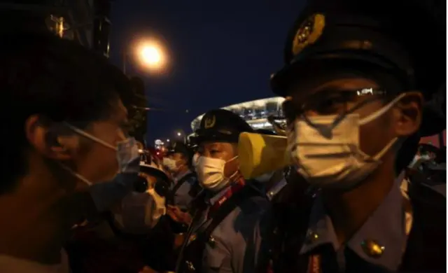 Fora do estádio houve protestos contra a realização dos Jogosmeio à pandemia