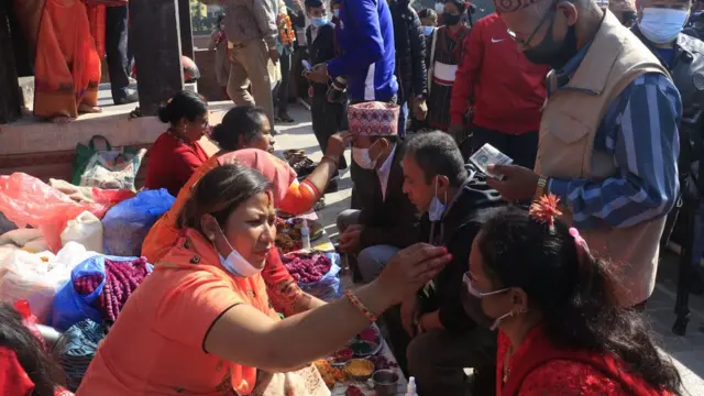 रानीपोखरीको बीच भागमा रहेको बालगोपालेश्वर मन्दिरमा शनिवार भाइ टीका लगाउँदै सर्वसाधारण।