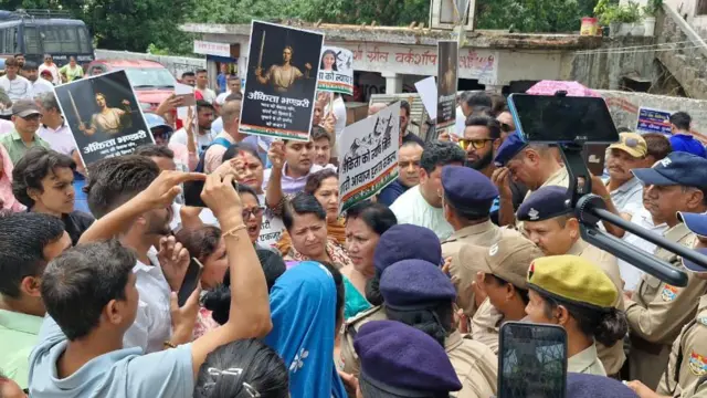 घटना को लेकर आम जनता से लेकर राजनीतिक दलों में आक्रोश देखा गया था.