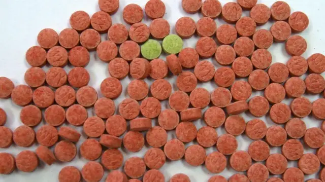 မြန်မာမှာ ရာမ၊ ရာဘ၊ မြင်းဆေး၊ ကြယ်သီး၊ အသီးလို့ အမျိုးမျိုးခေါ်ဝေါကြတဲ့ WY ဆေးပြားတချို့ (ပုံဟောင်း)