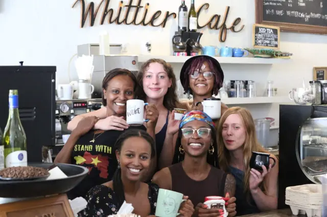 ምዕልቲ ብርሃነመስቀል ከጓደኞቿ ጋር