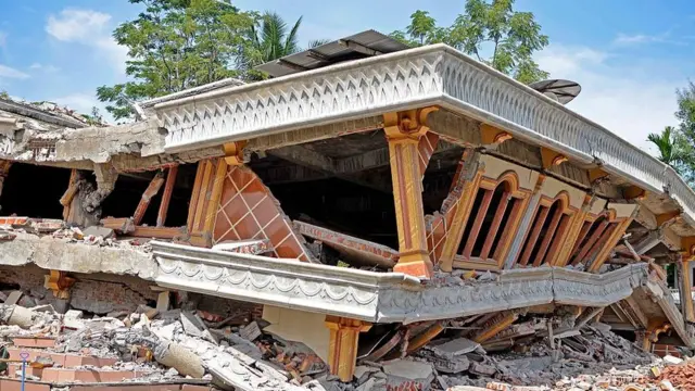 மின் இணைப்பு துண்டிப்பு மற்றும் மழை காரணமாக மீட்புப்பணிகள் தடைபட்டன