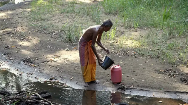 ගොවිතැන මූලික අදායම් මාර්ගය කරගත්, කරුණාවතීගේ සහ පුංචිරාලගේ පවුලේ ප්රධාන ආදායම් මාර්ගය නියඟය නිසා සම්පූර්ණයෙන්ම බිඳ වැටී අවසන්ය.