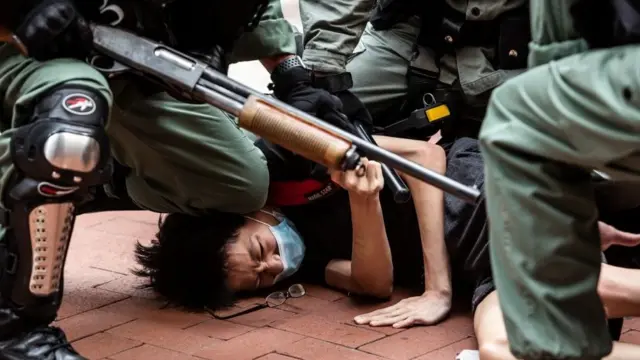 ஹாங்காங் போராட்டம்: சீனாவின் சட்டம் - எதிர்க்கும் மக்கள், கண்ணீர் புகை குண்டுகளை வீசும் போலீஸ்