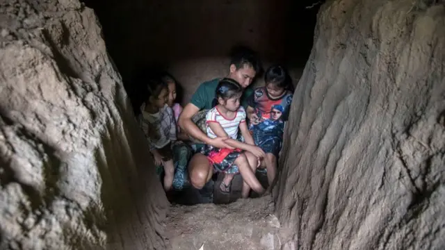 ကရင်ပြည်နယ်မှာ ဗုံးခိုကျင်းထဲတိမ်းရှောင်နေတဲ့မိသားစု